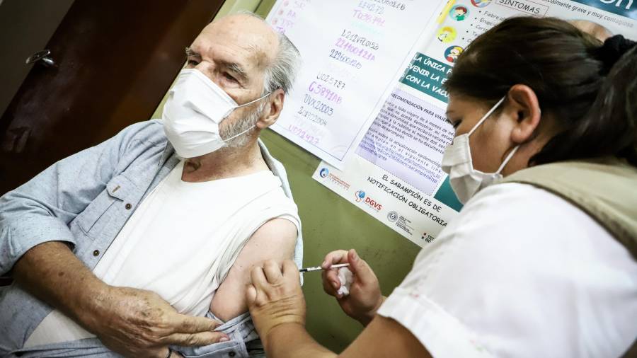 Una enfermera administra una dosis de la vacuna. Foto: Efe