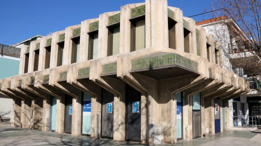 Una de las entidades bancarias que ha cerrado sus puertas en Calafell. Foto: ACN