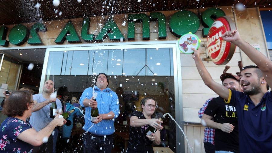 Clientes y gerentes del bar los Álamos de Soria celebran haber vendido dos décimos del Gordo de la Lotería de Navidad, el número 03.347. EFE/Wifredo García