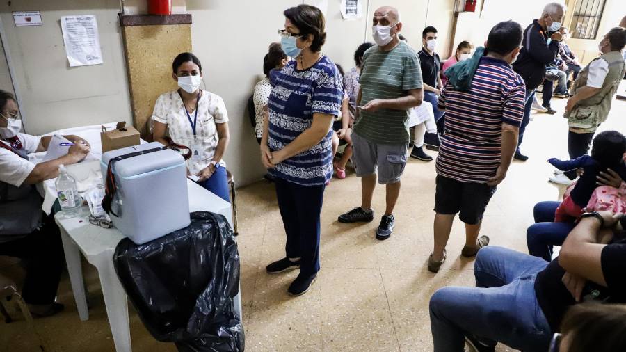 Gente espera para vacunarse en Paraguay. FOTO: EFE