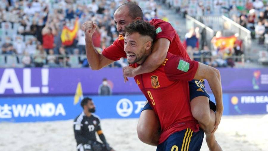 Edu Suárez (9) celebra un gol con la selección española.