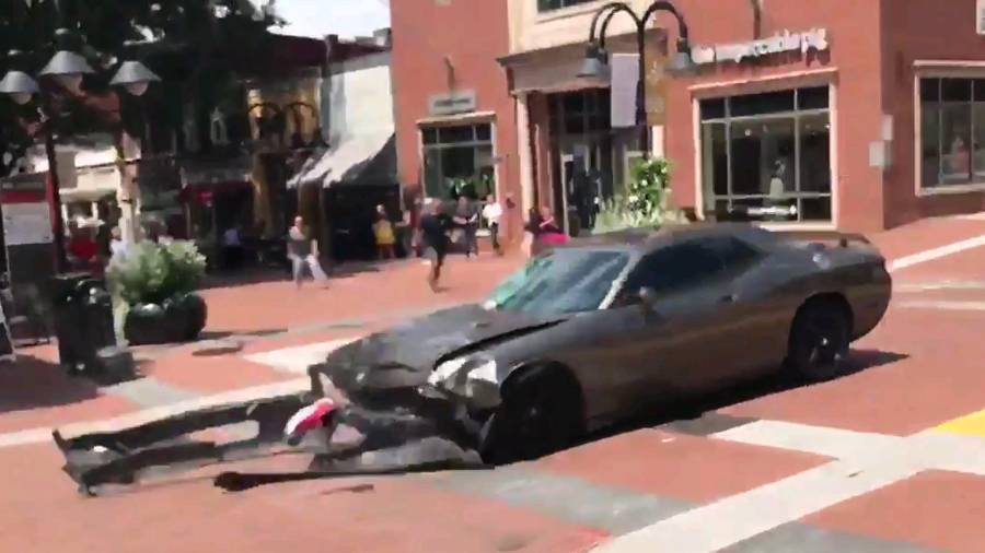 Imagen tomada de un vídeo del coche que embistió ayer a varias personas en Virginia. Foto: EFE