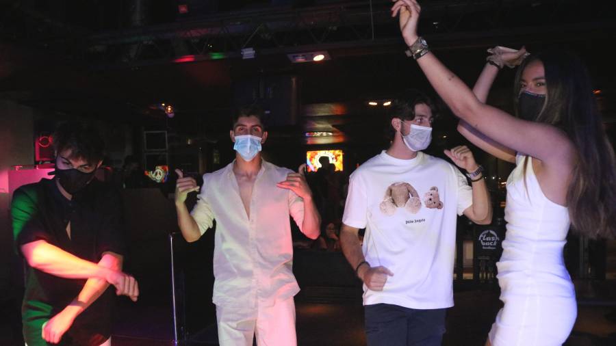 Un grup de joves que balla amb mascareta a la pista de la discoteca Flashback de Salou. FOTO: ACN