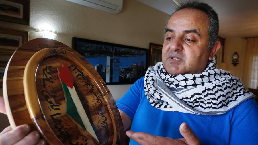 Tareq Saleh, en su domicilio de Tarragona, junto a uno de los objetos que recuerdan su vinculación con Palestina. Foto: Pere Ferré