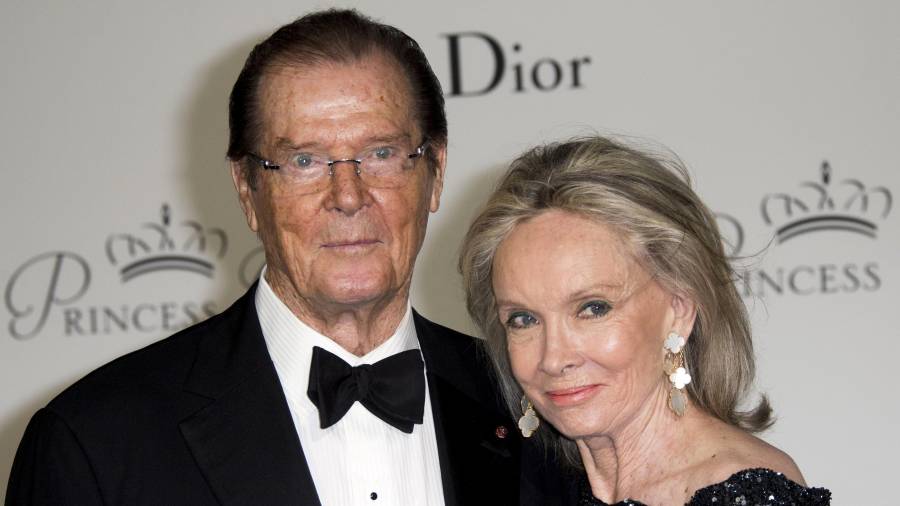 Roger Moore y su esposa Kristina Tholstrup, en los premios Princesa Gracia 2015 en Mónaco. EFE