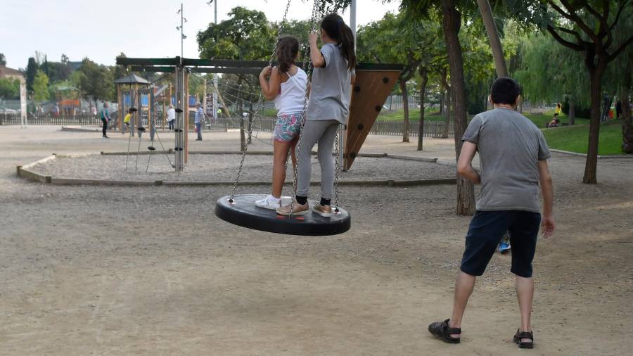 En el parque del Trenet ya se han colocado elementos de juego adaptados. En otras zonas aún se tienen que hacer las obras. FOTO: Alfredo González