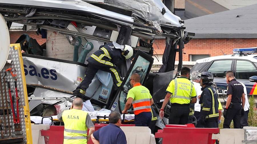 Imagen de los servicios de emergencias trabajando en el lugar del accidente. EFE