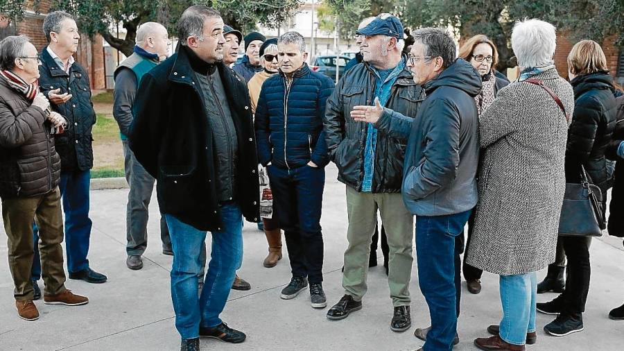 Un grupo de 15 vecinos de Mas Vilanova ser reunió ayer para denunciar el incumplimiento del Ayuntamiento de Reus con la ejecución de los presupuestos participativos de 2018. FOTO: fabián acidres
