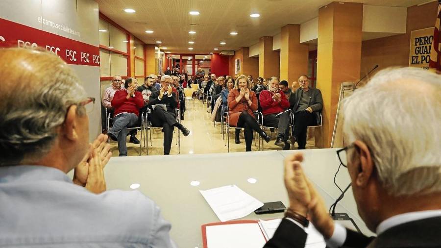 Imagen de la asamblea de militantes que se celebró ayer por la tarde en la sede socialista. FOTO: Pere Ferré