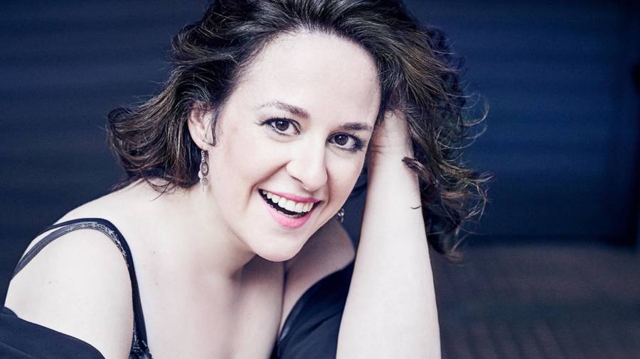 La soprano tarragonina Marta Mathéu actuarà demà a Vistabella amb l’organista Juan de la Rubia. FOTO: Cedida