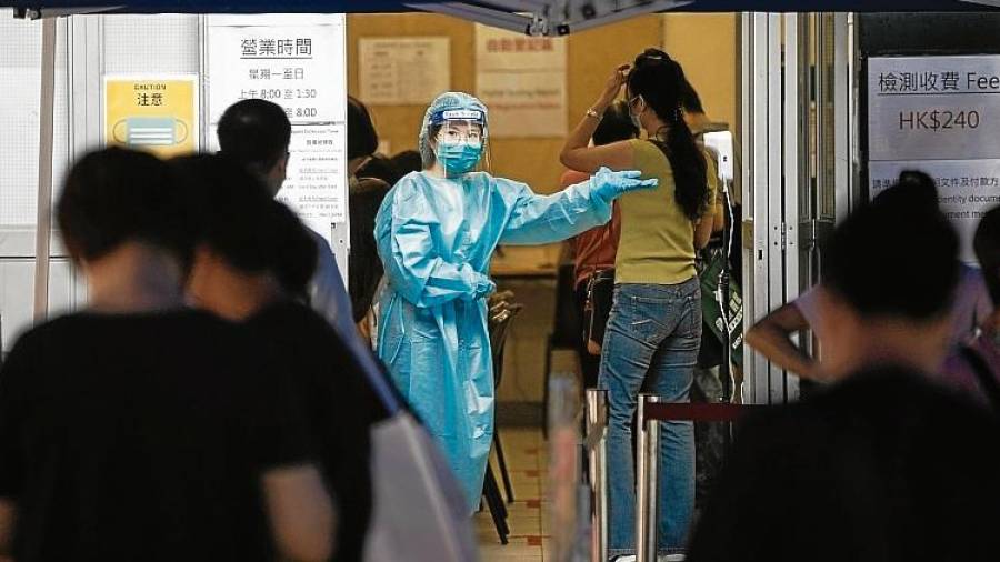 Control de acceso y de temperatura en China, el país donde se originó la pandemia de Covid-19 a finales de 2019. FOTO: EFE