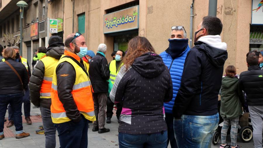 Imagen de algunos de los trabajadores concentrados frente a la sede de ERC en Tarragona. ACN