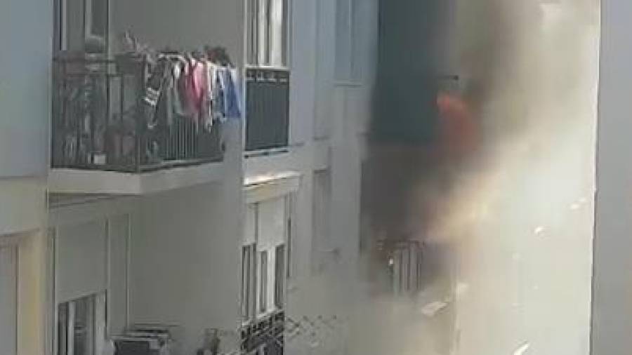 Imagen del espectacular incendio producido en la calle dels Banys. Foto: Joan Morales Marsal
