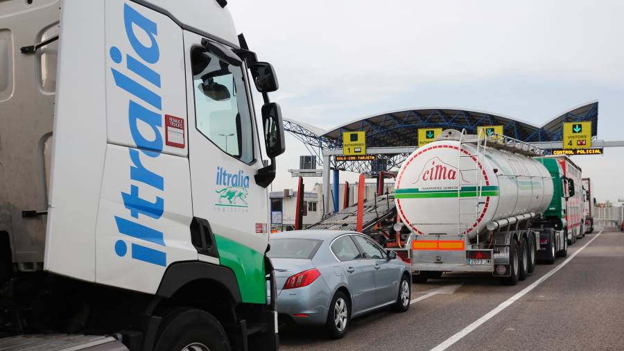 Gran afluencia de camiones ayer a primera hora de la mañana para acceder al Port de Tarragona. Foto: Pere Ferré