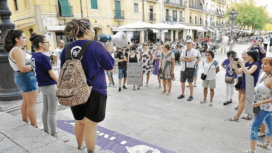 Poco a poco, la gente se fue sumando a la concentración de la Plaça de la Font. FOTO: Alfredo González