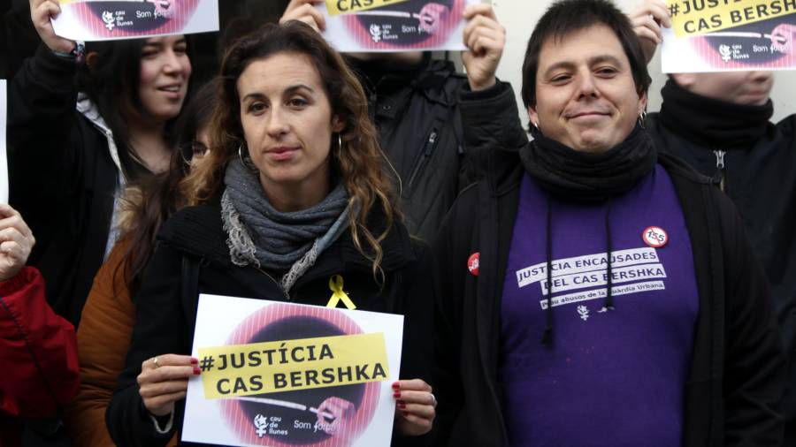 Pla mig de Laia Estrada i Santi Fortuny, condemnats pel 'cas Bershka', concentrats a la Rambla Nova de Tarragona davant el portal on van succeir els fets. FOTO: ACN