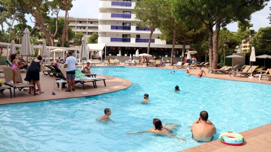 Turistas durante este mes en una piscina del hotel Golden Port Salou & Spa, en la capital de la Costa Daurada. FOTO: ACN
