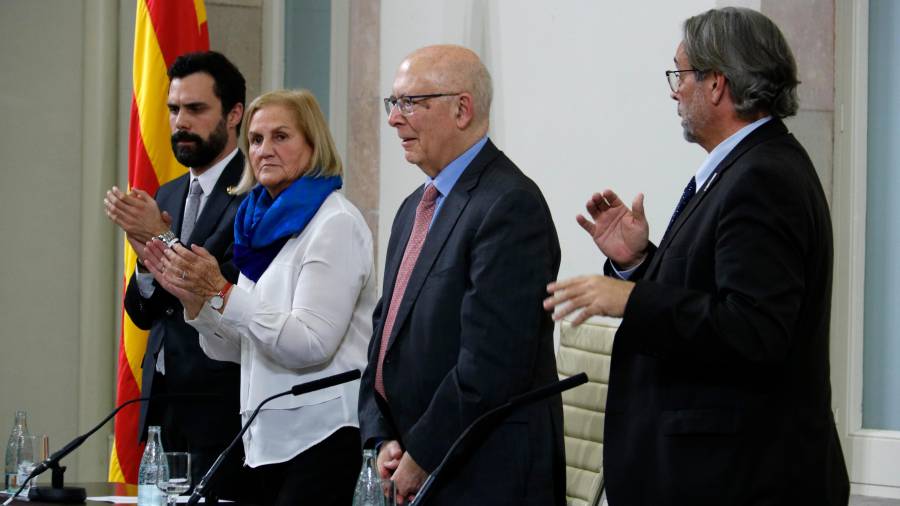 El president del Parlament, Roger Torrent, i els expresidents Núria de Gispert, Joan Rigol i Ernest Benach.