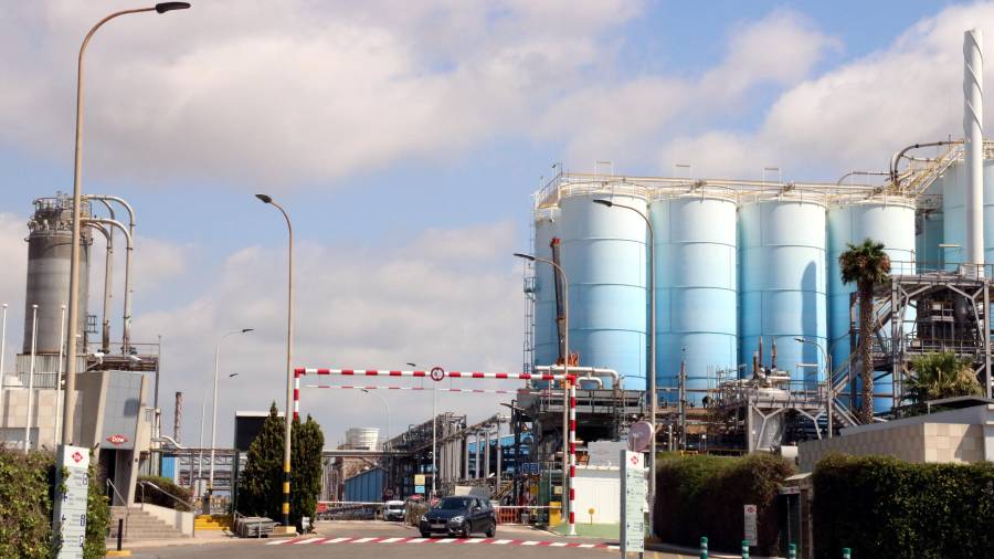 Pla obert de l'entrada principal a la planta de l'empresa Dow Chemical a Tarragona. FOTO: ACN