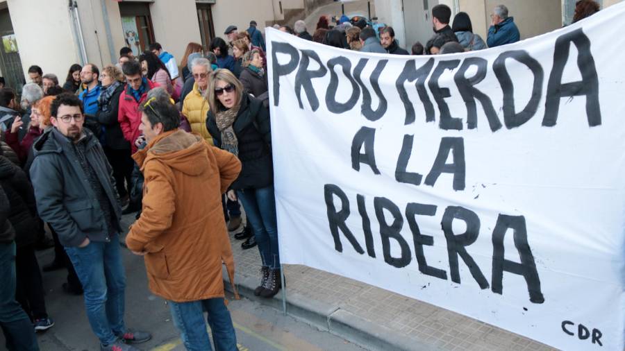 Una pancarta en contra del projecte d'abocador de Riba-roja d'Ebre a les portes del consell comarcal. FOTO: ACN