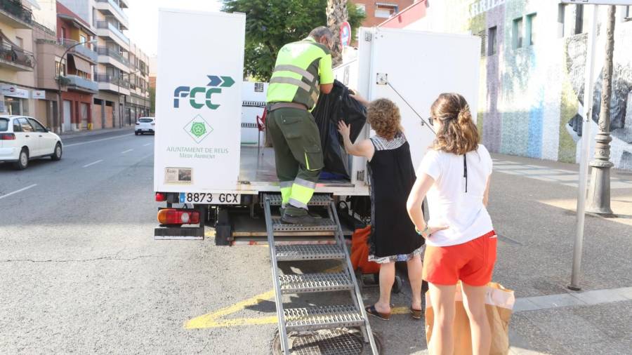 Vecinos entregando residuos a la ‘deixalleria’ móvil. FOTO: Alba Mariné