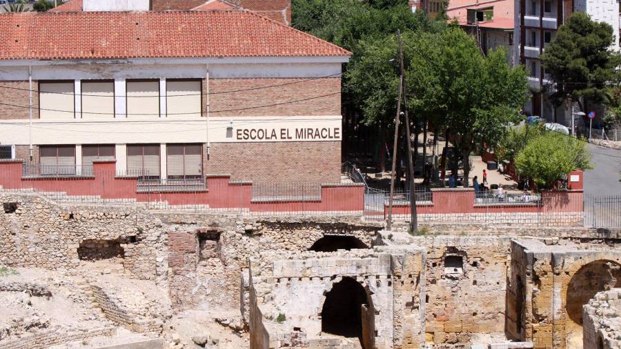 Imagen reciente de la Escola El Miracle, situada junto al Amfiteatre, que fue construida en el año 1945. FOTO: Lluís Milián