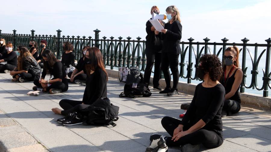 La protesta ha tenido lugar en el Balcó del Mediterrani y también ha contado con el colectivo de profesores. Foto: ACN