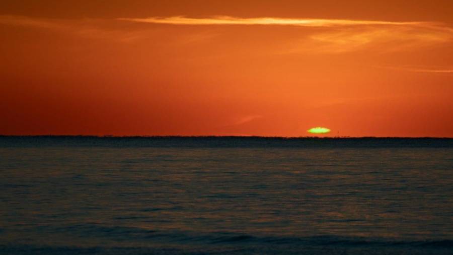El rayo verde sobre el horizonte, fotografiado esta mañana desde la Platja Llarga. Foto: Carlos Uriarte