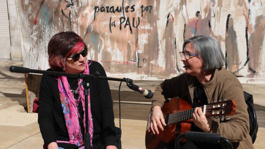 Pla mig de dues dones interpretant cançons en l'acte 'Paraules per la Pau' de Tarragona per les refugiades. FOTO: ACN