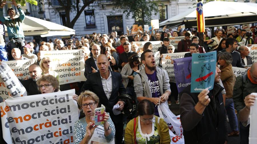 Numerosas personas comienzan a concentrarse ante la sede de la consellería de Economía de la Generalitat, cuyo titular es Oriol Junqueras. Foto: EFE