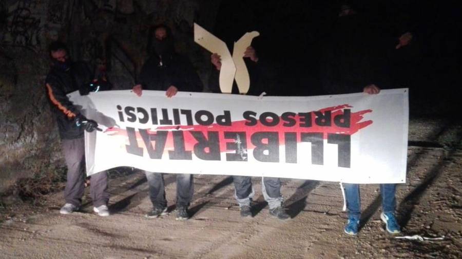 Encapuchados sostienen la segunda pancarta por los presos arrancada de la fachada del Ajuntament de Reus