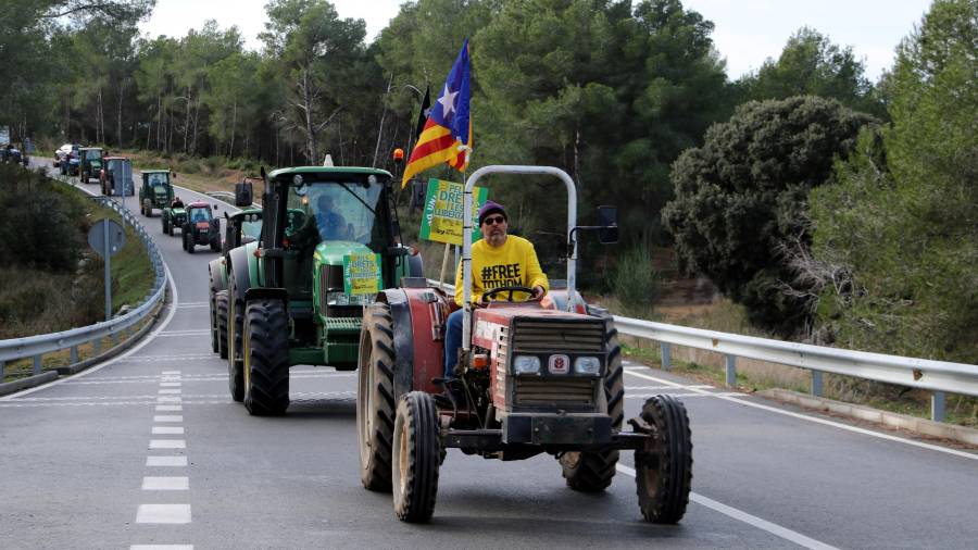 Els tractors arribant a la presó de Mas d'Enric. FOTO: ACN