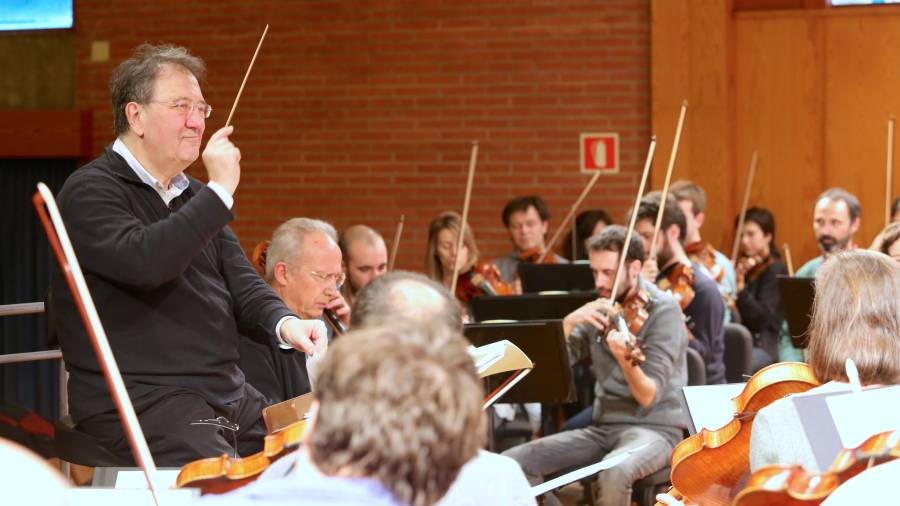 Imatge del director d’orquestra Salvador Mas durant els assajos del concert. FOTO: alba mariné