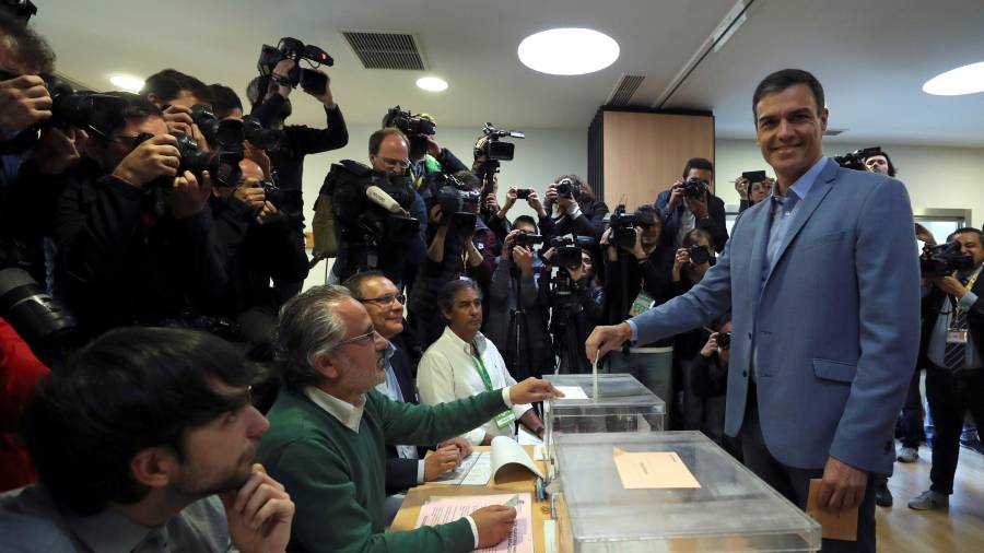 Pedro Sánchez en el momento que ha votado. FOTO: EFE