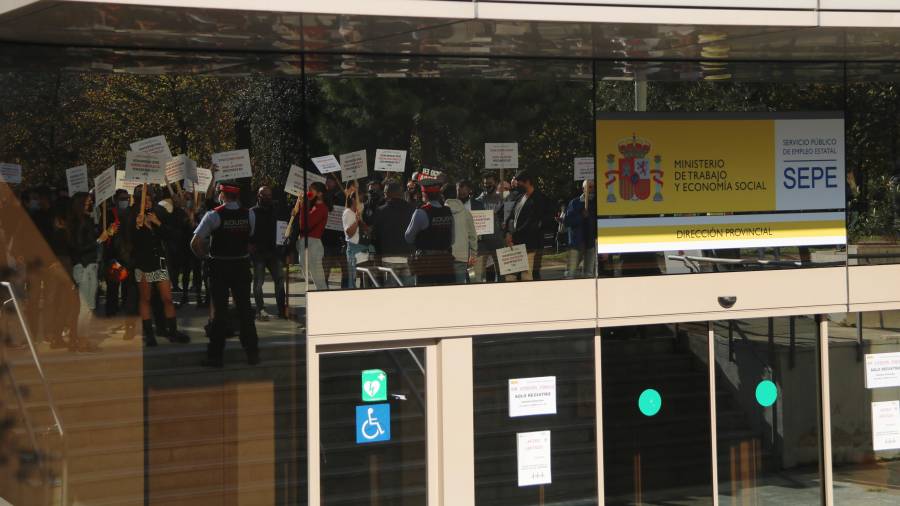 Manifestación frente a la delegación provincial del SEPE en Barcelona. FOTO: ACN