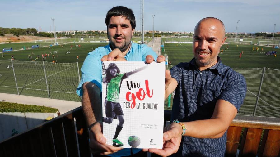 El libro se presentó en las instalaciones del Complex Esportiu Futbol Salou. En la imagen Francesc Fàbregas (i) e Ivet Martínez (d). Foto: Pere Ferré