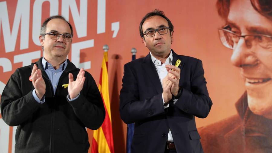 Los exconsellers y candidatos de JxCat Jordi Turull y Josep Rull (d) durante la rueda de prensa que han ofrecido hoy en Barcelona después de salir de prisión. FOTO: EFE