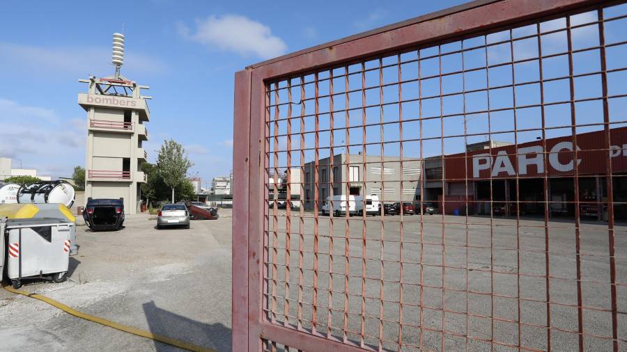 Imagen del edificio y de las cocheras del Parc de Bombers. FOTO: PERE FERRÉ.