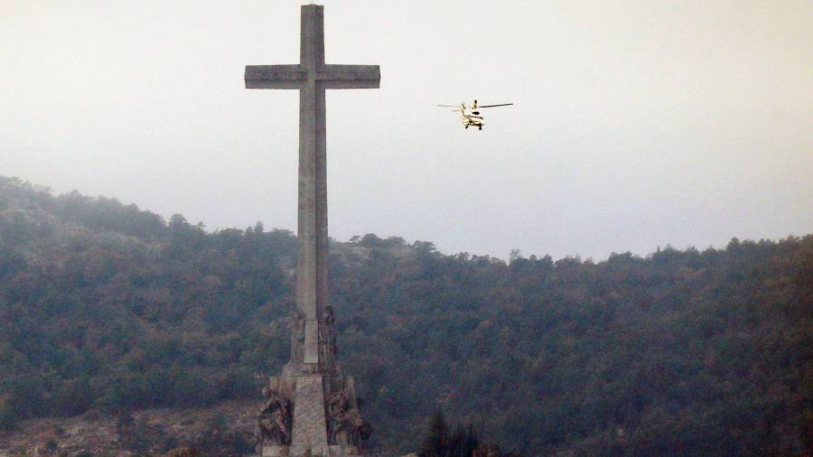 El helicóptero que transporta el féretro con los restos mortales de Franco. Foto: EFE