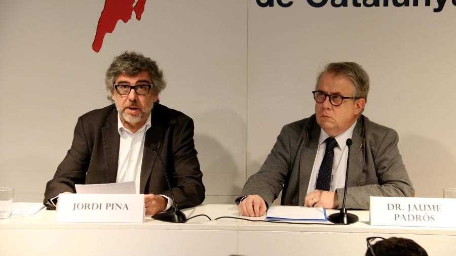 L'advocat Jordi Pina llegeix el comunicat de Sànchez i Turull sobre la vaga de fam acompanyat del president del Col·legi de Metges Jaume Pedrós, l'1 de desembre de 2018