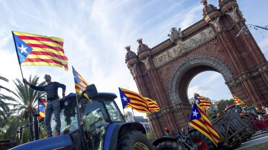 Pagesos del Maresme van  Barcelona el passat 10 per mostrar el seu a Carles Puigdemont. FOTO: EFE