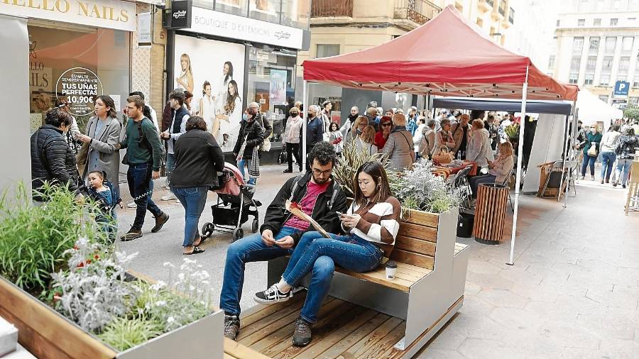 Los ‘parklets’ que se han instalado recientemente en el Raval, junto a algunos de los puestos de entidades. Foto: Alba Mariné