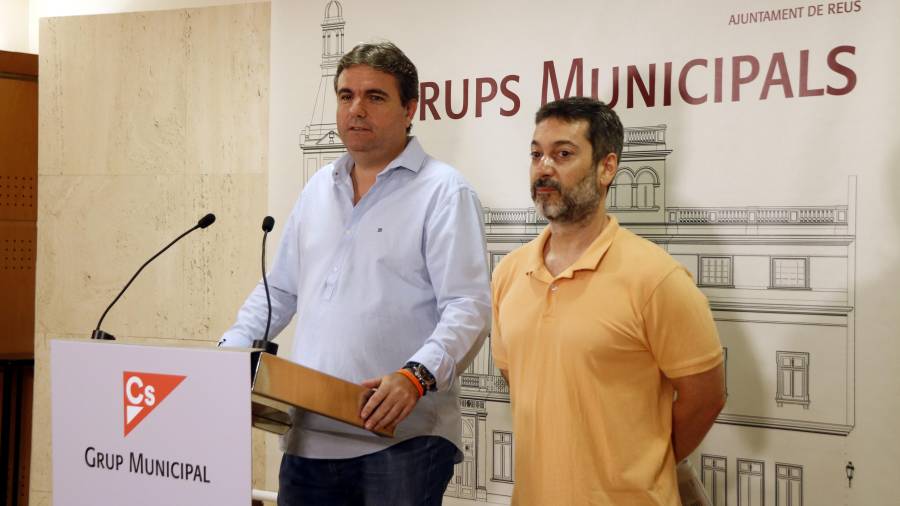 El portavoz municipal de Cs de Reus, Juan Carlos Sánchez, con el concejal Guillermo Figueras, en verano de 2018. FOTO: ACN
