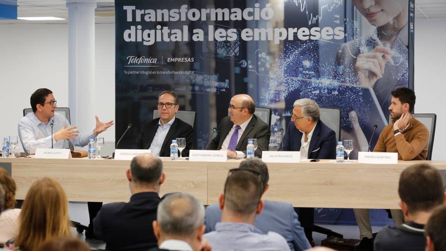 Jaume Clotet (experto en transformación digital), Enrique Santiago (dir. Telefónica Empresas Catalunya), Josep Ramon Correal (director del ‘Diari’), Agustín García (CEO de Recanvis Aicrag) y Andrés Martínez (CEO de Iurban.es). FOTO: P. Ferré