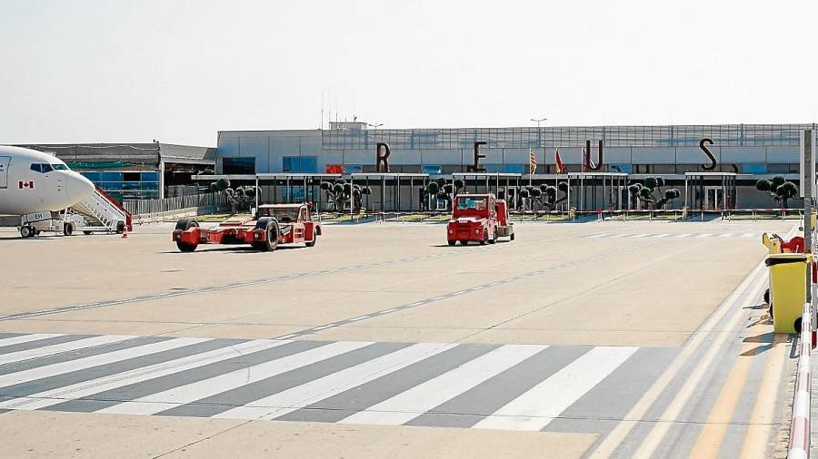 La pista del aer&oacute;dromo de Reus con la perspectiva desde la terminal de salidas FOTO: F.A.