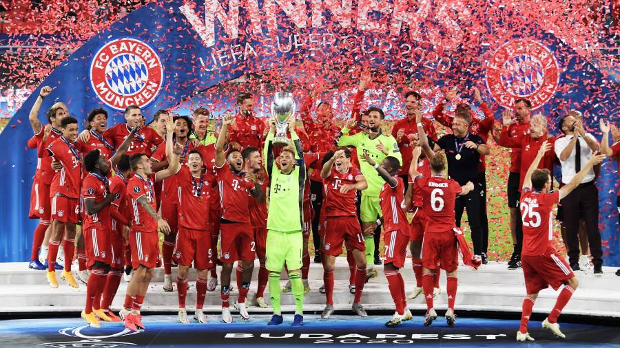 El capitán del Bayern, Neuer, levanta el trofeo de Supercampeón de Europa.