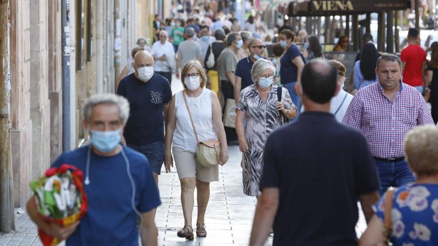 Imagen de varias personas paseando por Tarragona. DT