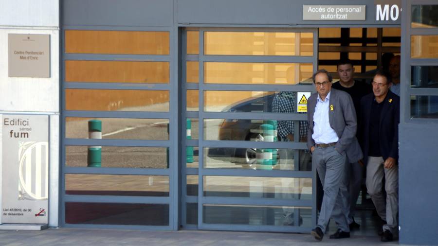 Pla general del president de la Generalitat, Quim Torra, sortint del centre penitenciari de Mas d'Enric, al Catllar, després de visitar l'expresidenta del Parlament Carme Forcadell.