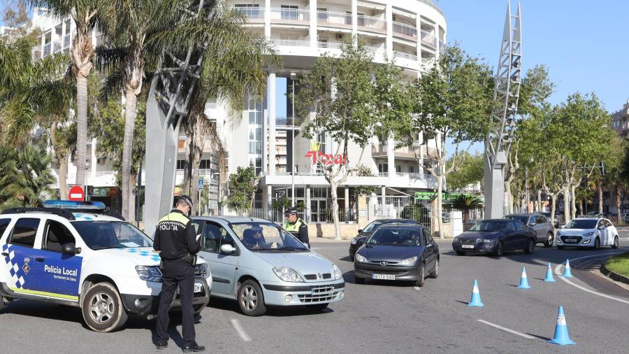 Control policial en la plaza Europa de Salou esta Semana Santa. FOTO: Alba Mariné