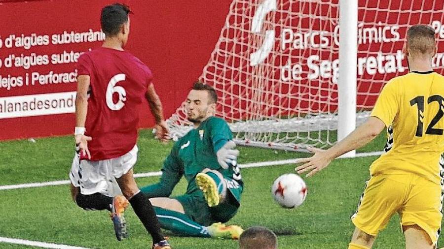 Instante en el que Adrián Gimeno anota el segundo gol de la tarde para la Pobla. FOTO: Lluís Milián